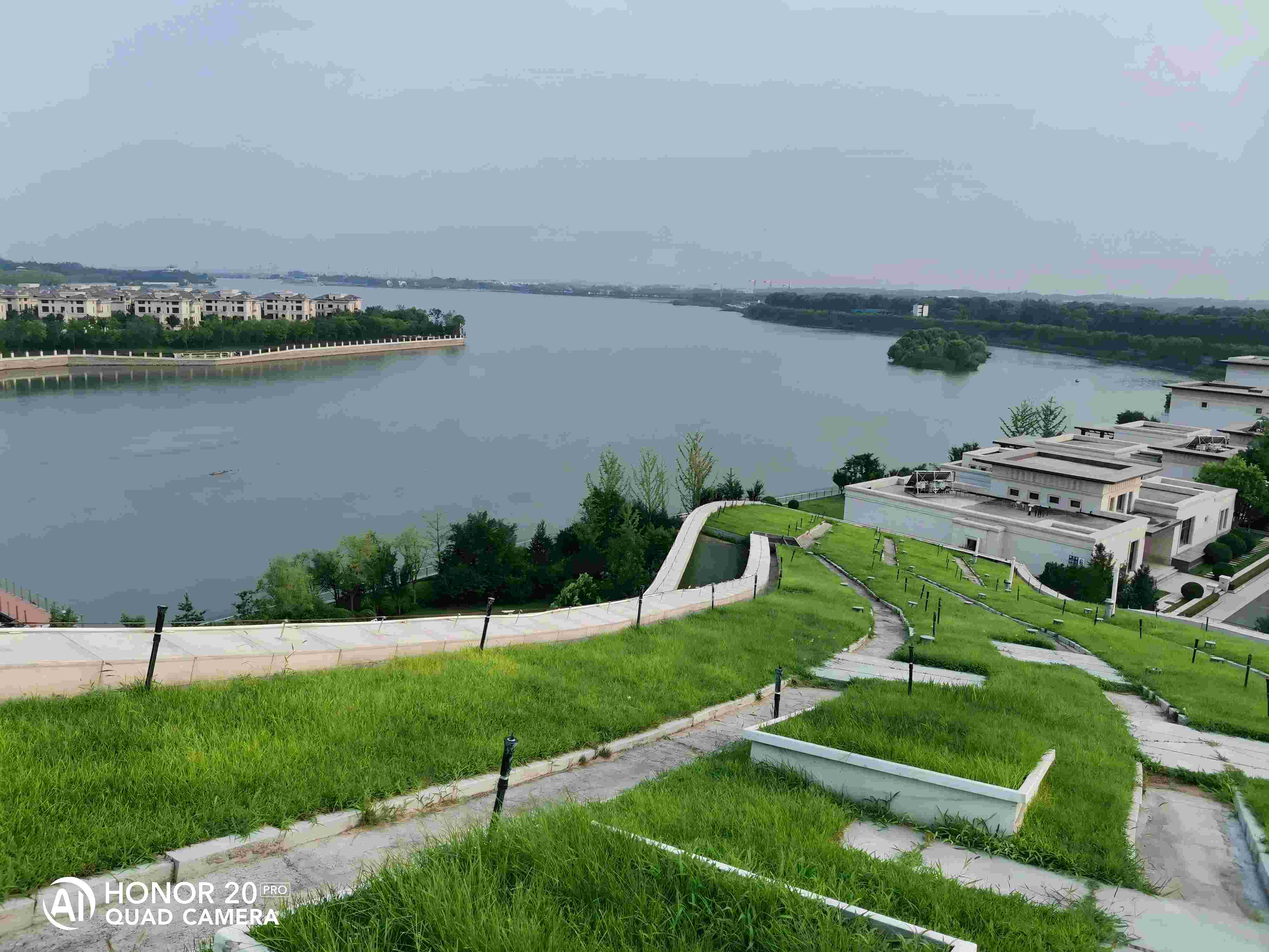 生命（mìng）湖酒店